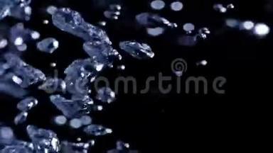 慢运动视频：沸水中气泡的混沌慢运动。 摘要蓝色背景